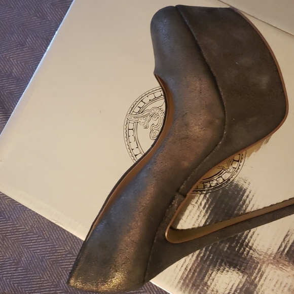 Pumps - Picture 2 of 5